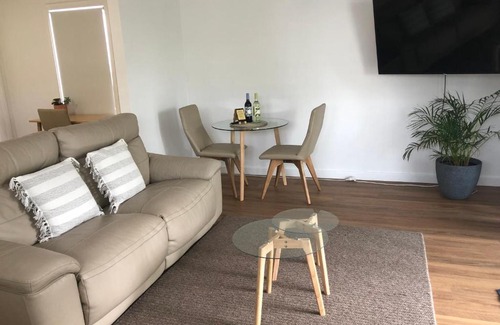 Marks Point Bed & Breakfast | Lakeside Bungalow