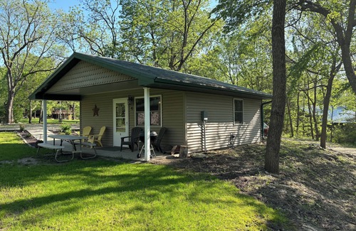Manchester Cabin | Lakeside Cabin 4: Perfect Retreat at Enriched Cabins & Resort on Lake Delhi