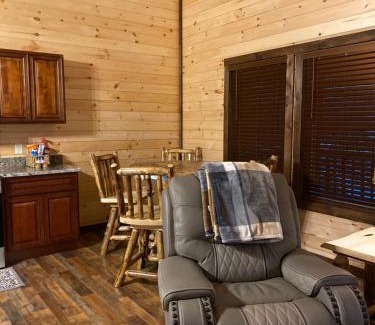 Corinth Ski Chalet | Lakeside Cabin Hot tub close to Ark Encounter