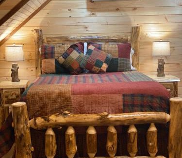 Corinth Ski Chalet | Lakeside Cabin Hot tub close to Ark Encounter