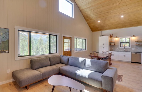 Lakeside Cabin | Lakeside Cabin Retreat w/Private Hot Tub!