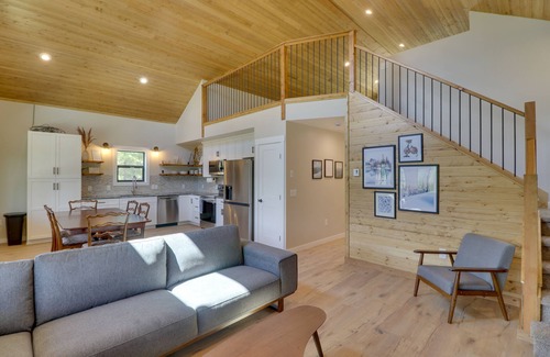 Lakeside Cabin | Lakeside Cabin Retreat w/Private Hot Tub!