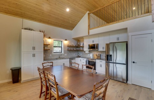 Lakeside Cabin | Lakeside Cabin Retreat w/Private Hot Tub!