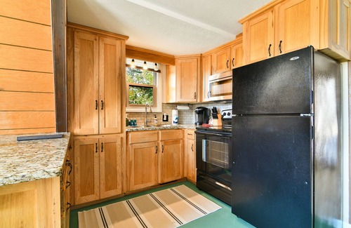 Indian Point House | Lakeside cabin with water views, hot tub, pool table & a/c