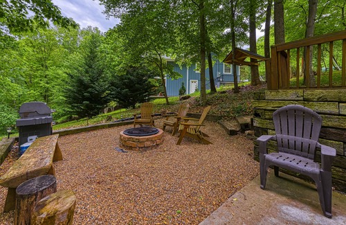 Huddleston Cabin | LakeSide Cabin with private hot tub, dock & screened porch - dog-friendly