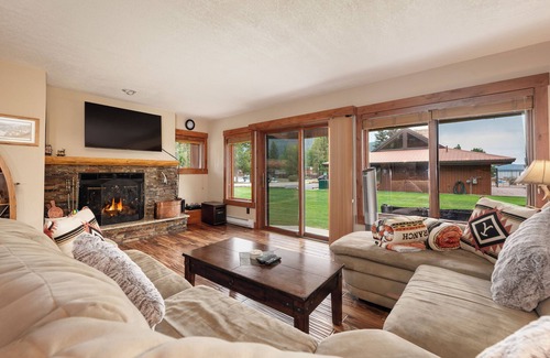 Grand Lake Condo | Lakeside Charm: Serene Getaway at Grand Lake