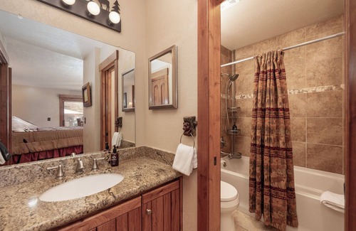 Grand Lake Condo | Lakeside Charm: Serene Getaway at Grand Lake
