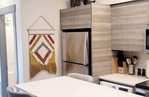 Vernon Apartment | Lakeside Condo - King Bed + Poolnn