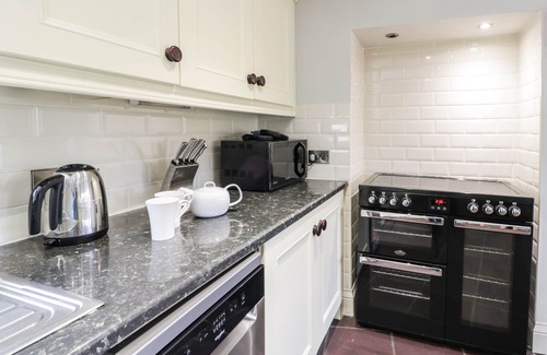 Cwm-y-glo Cottage | LAKESIDE COTTAGE, pet friendly, character holiday cottage in Llanrug