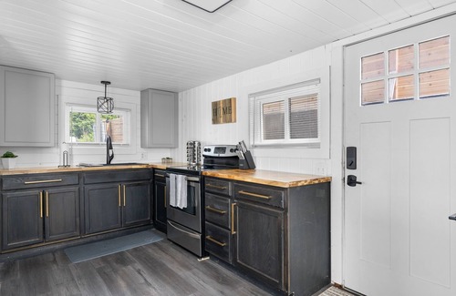 Colchester Cottage | Lakeside Cottage ~ Pool, Hot tub & Private Beach