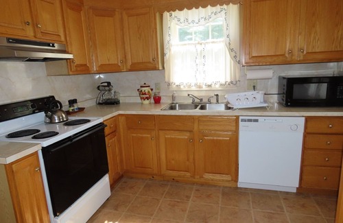 Isle La Motte Cottage | Lakeside cottage with west shore island sunsets and views of the Adirondacks.