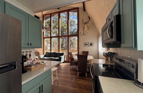 Jasper Cottage | Lakeside cottage, water access + pet friendly