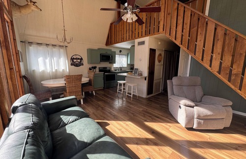 Jasper Cottage | Lakeside cottage, water access + pet friendly