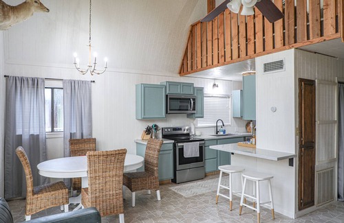Jasper Cottage | Lakeside cottage, water access + pet friendly