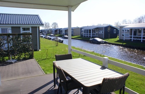 Zuideinde Cottage | Lakeside Cottage with Boat