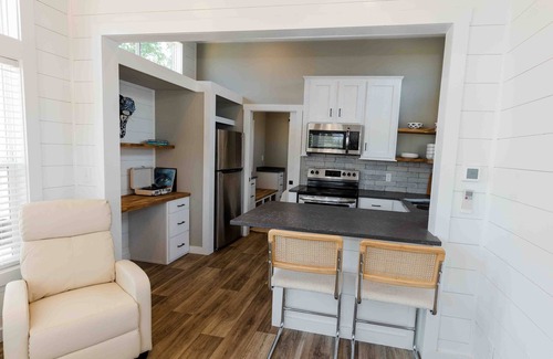 Lincoln House | Lakeside Elegance: Cozy Tiny Home Retreat for Two #3