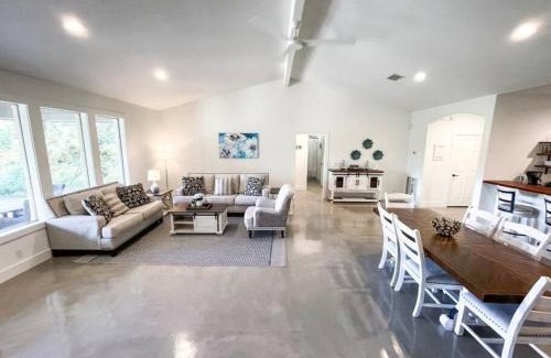 McQueeney House | Lakeside Escape