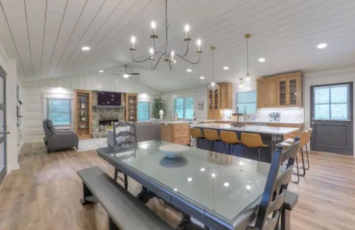 Lynchburg House | Lakeside Family Escape-Modern log home in secluded cove w/pvt. dock, Sleeps 12