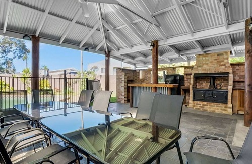 Oak Flats House | Lakeside Family Oasis Oak Flats