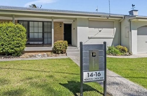 Oak Flats House | Lakeside Family Oasis Oak Flats