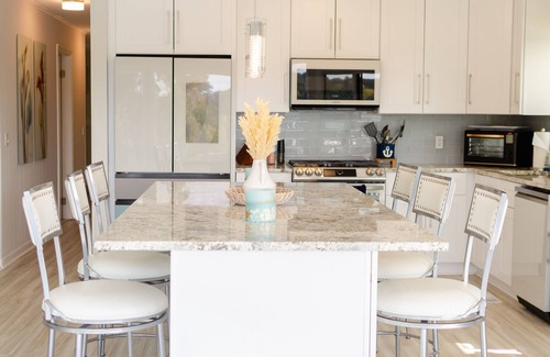 Gainesville House | Lakeside Haven: Hot Tub! Wi-Fi! Free Parking! Private! Beach! Centrally located.