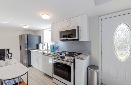 Gainesville House | Lakeside Haven: Hot Tub! Wi-Fi! Free Parking! Private! Beach! Centrally located.