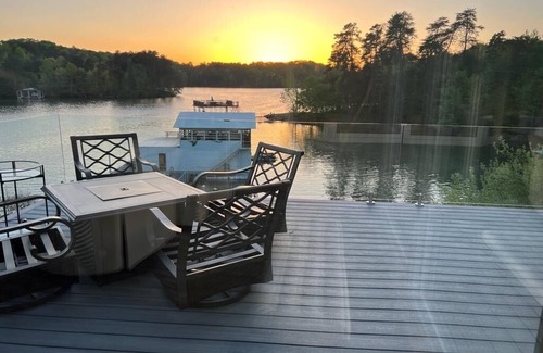 Gainesville House | Lakeside Haven: Hot Tub! Wi-Fi! Free Parking! Private! Beach! Centrally located.