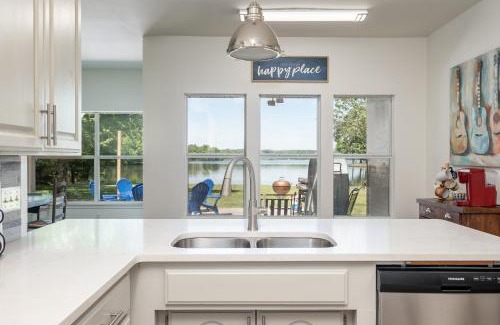 Jones Mills House | Lakeside Haven with Hot Tub