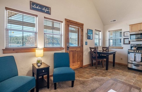 Dover Bay House | Lakeside Hideaway - Lakefront 1 Bedroom Beach