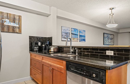 East Kootenay Condo | Lakeside Memories | Pool | Hot Tub | Central