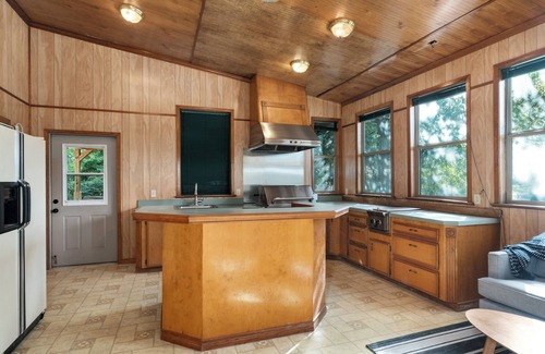 Athens House | Lakeside Moonshine Manor Retreat