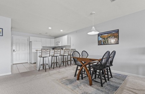 Camdenton Condo | Lakeside Paradise 2Bd w/Pool, Playground and More