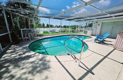 Town N County Park House | Lakeside Paradise:Heated Pool+Dock+Dog Park+Arcade