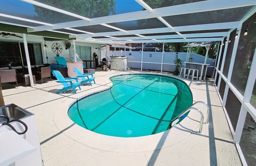 Town N County Park House | Lakeside Paradise:Heated Pool+Dock+Dog Park+Arcade