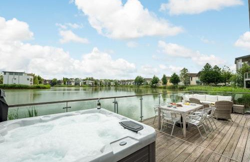 Cirencester House | Lakeside property with hot tub Barn Owl HM08