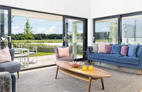 Holworth House | Lakeside property with spa access on a nature reserve Maple House BV08