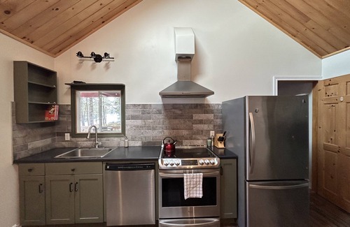 Queens Cottage | Lakeside retreat on Ponhook Lake