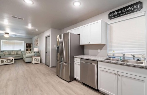 Lubbock House | Lakeside Retreat - 3BR 2BA - Close to Hospitals