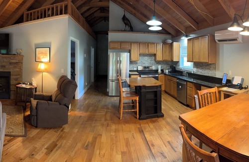 Abbeville House | Lakeside Retreat: Family Escape for Boating, Fishing, and Relaxation