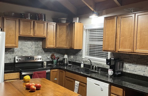 Abbeville House | Lakeside Retreat: Family Escape for Boating, Fishing, and Relaxation