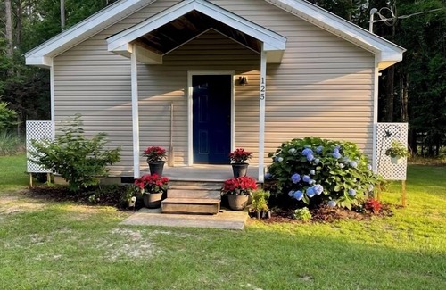 Abbeville House | Lakeside Retreat: Family Escape for Boating, Fishing, and Relaxation