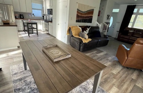 Hattiesburg House | Lakeside Runway Retreat, waterfront kayaks, luxury in the country