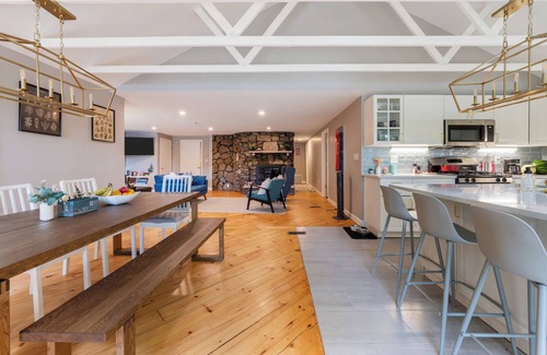 Barrington House | Lakeside Serenity! 3BR/2B Lake Front Retreat with Stunning Views