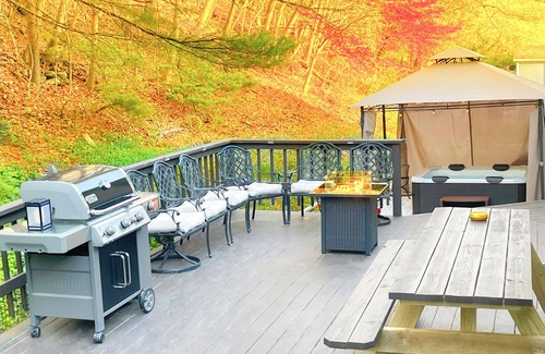 Bridgewater House | Lakeside/Sleeps20/HotTub/GameRoom/2Acres/Firepit
