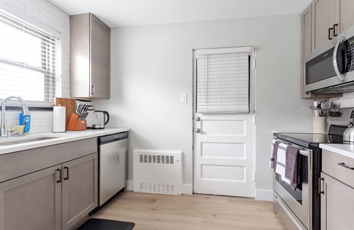 Rogers Park Apartment | Lakeside Spacious Serenity: 1BR/1BA near LoyolaPark