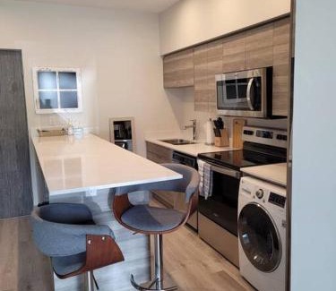 Vernon Apartment | Lakeside studio with pool