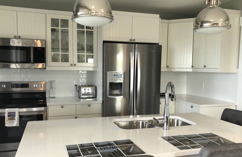 Kincardine House | Lakeside Terrace: 1br Kincardine Waterfront Suite