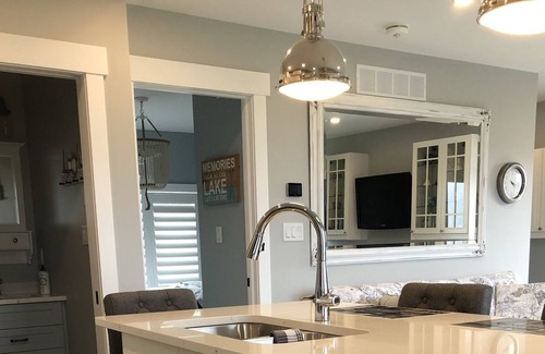 Kincardine House | Lakeside Terrace: 1br Kincardine Waterfront Suite