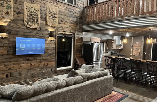 Grandy Cabin | Lakeside Treehouse Cabin sleeps 6+Hot Tub+Cold Tub