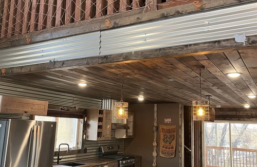 Grandy Cabin | Lakeside Treehouse Cabin sleeps 6+Hot Tub+Cold Tub